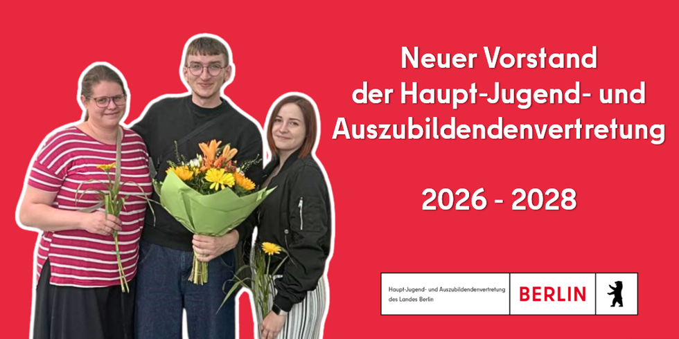 Vorstellung des neu gewählten Vorstands der Haupt-Jugend- und Auszubildendenvertretung des Landes Berlin für die Amtsperiode 2026–2028. Abgebildet sind Sasha König (Vorsitzender), Jessika Rotgang (stellvertretende Vorsitzende) und Melina Schneider (2. stellvertretende Vorsitzende). Die drei Vorstandsmitglieder stehen vor rotem Hintergrund und halten Blumensträuße in den Händen.
