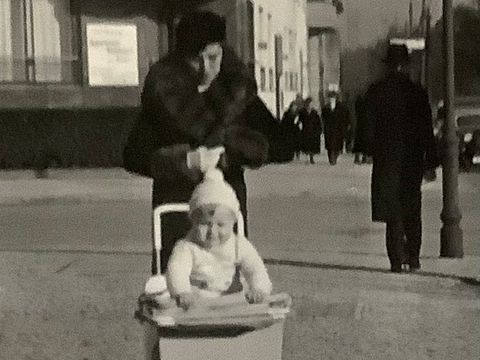 Mutter und Sohn unterwegs in Berlin