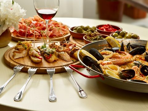 Spanische Paella-Abendessen am Tisch