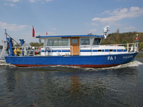 Fischereiforschungsschiff "PISCATOR". Der Rumpf ist blau, der Aufbau weiß. Das motorbetriebene Schiff fährt auf der Havel.