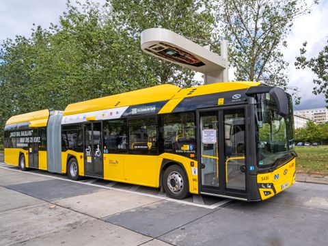 Elektro-Gelenkbus der BVG (Bild: BVG / Andreas [FranzXaver] Süß)