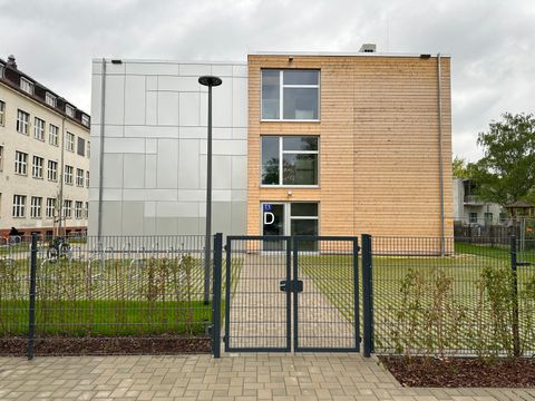 Außenansicht des Ergänzungsbaus in Holzmodulbauweise (Bild: BA Reinickendorf)