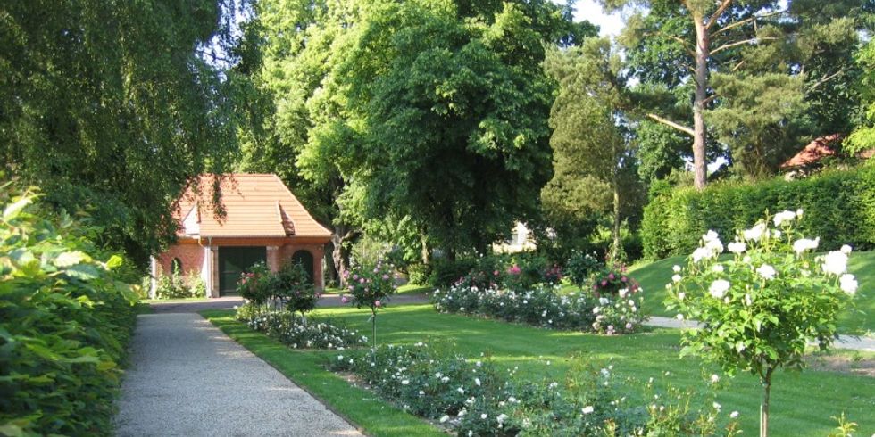 Rosenbeete und ein Weg vor einen Haus, Garten Fraenkel in Kladow