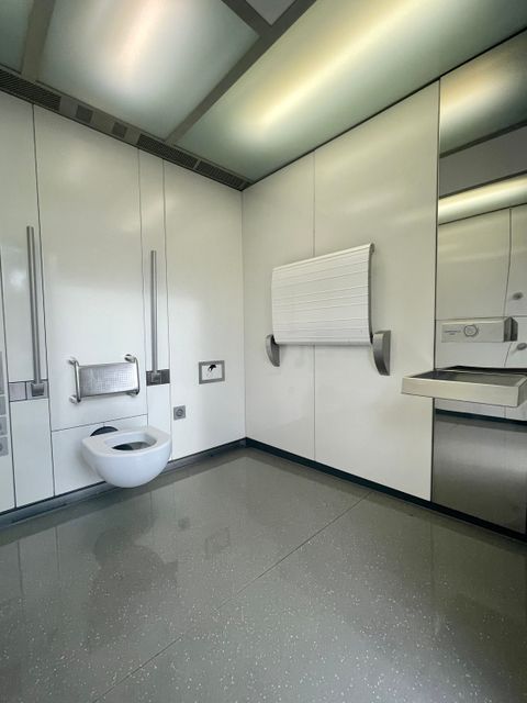 Innenansicht: Öffentliche Toilette am südwestlichen Vorplatz des U-Bahnhofs Onkel-Tom-Straße (Bild: Bezirksamt Steglitz-Zehlendorf)