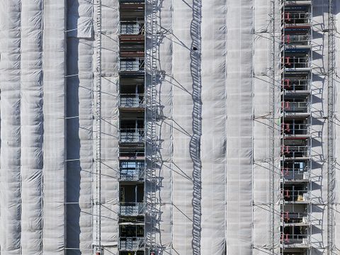 Eingerüstetes Bürohaus WÜ6, Oktober 2020