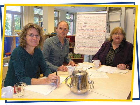 Miriam Asmus (links) und Karin Ernst vom Verein LIFE e.V. koordinieren gemeinsam mit Schulleiter Carsten Paeprer die Lernwerkstatt eXplorarium in der Hans-Fallada-Schule.