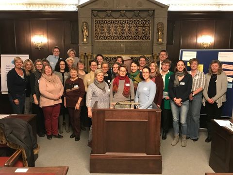 Bezirksstadtrat Tobias Dollase (rechts hinten) mit den Teilnehmerinnen des „Gold für Frauen“-Teams im Reinickendorfer Rathaus. (Bild: BA Reinickendorf)