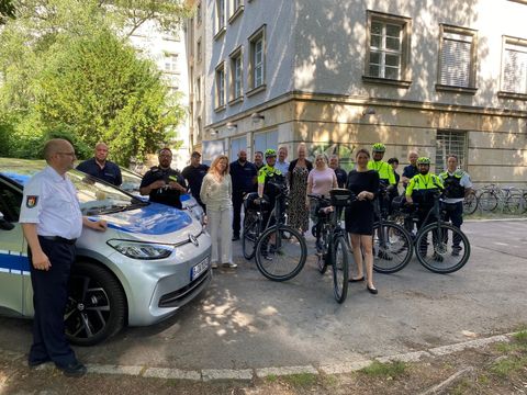 Bezirksstadträtin Dr. Saskia Ellenbeck (vorne mit Fahrrad), Amtsleiterin Dr. Cornelia Rossi-Broy (neben Auto) und Kolleg_innen des Außendienstes samt Mitglieder der Fahrradstaffel