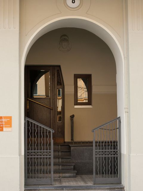 Hauseingang Droysenstr. 8, 20.4.13 (Bild: Stolpersteine-Initiative CW, Bukschat&Flegel)