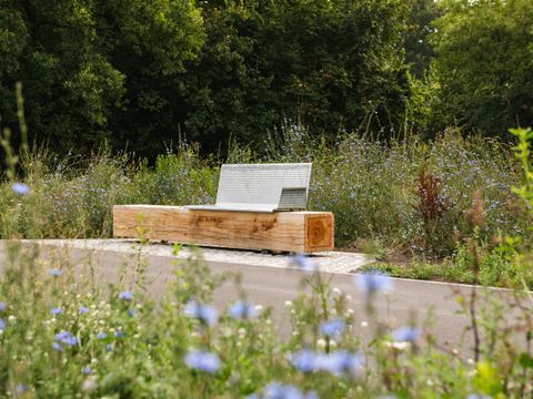 Neue Sitzmöbel entlang des Mauerwegs (Bild: Konstantin Börner, GrünBerlin GmbH)