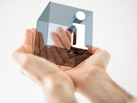 Informationszeichen in Händen