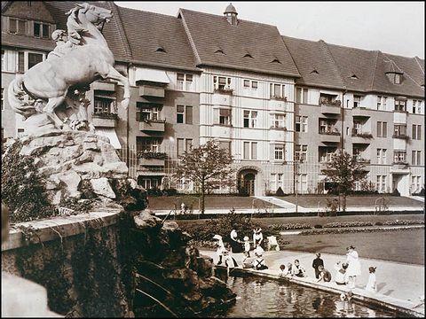 Spiel im Brunnen um 1925 (Fotoalbum des Gartenamtes)