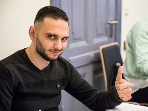 Junger Mann mit Daumen hoch