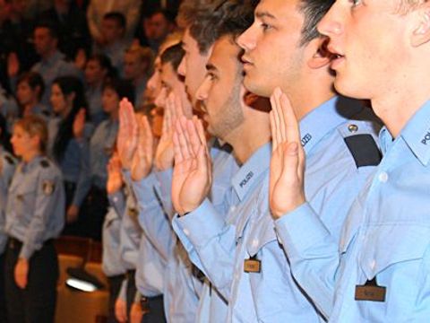 Polizisten bei der Vereidigung