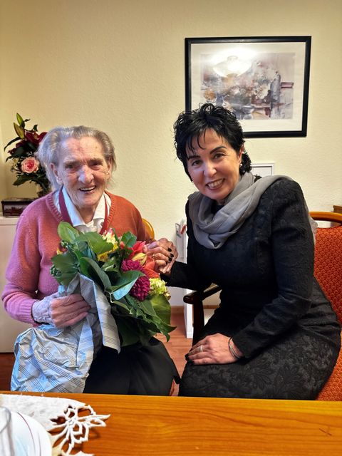 Erna Opara freut sich über den Besuch der Bürgermeisterin. (Bild: BA Rdf)