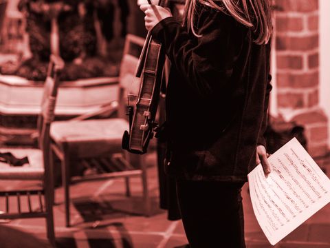 Geigenspielerin vor dem Konzert
