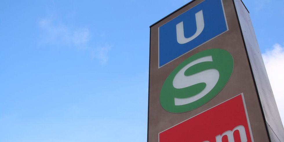 Schilder der U-Bahn und S-Bahn sowie der Tram