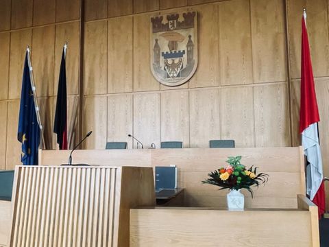 Rednerpult und Präsidiumstisch im BVV-Saal im Rathaus Spandau
