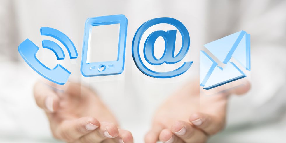Zwei Hände halten Infosymbole Telefon, Tablet-PC, @ und Brief