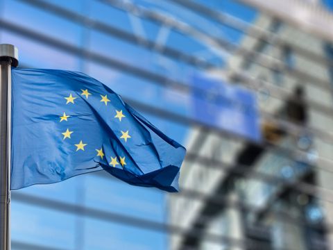 Flagge der Europäischen Union vor dem Europäischen Parlament