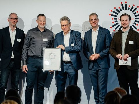 Entgegennahme der Urkunde für das Gütesiegel familienfreundlicher Arbeitgeber Land Berlin (Bild: Valentin Paster)