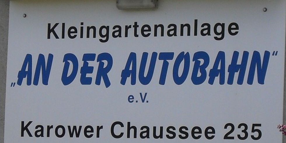 Schild mit Aufschrift KGA an der Autobahn