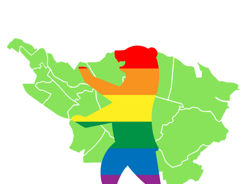 Der Berliner Bär in Regenbogenfarben vor der Bezirkskarte Treptow-Köpenicks