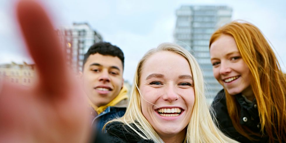 Schüler/-innen lächeln in die Kamera