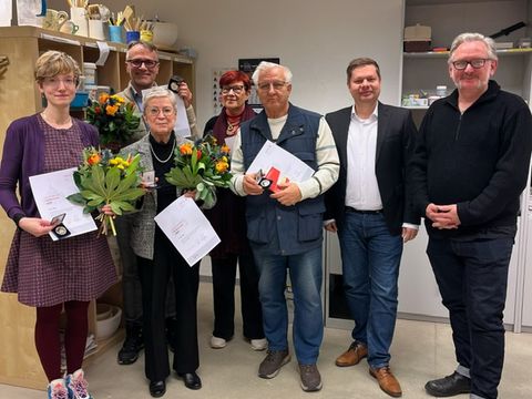 Foto von links nach rechts erste Reihe: Maria Jülisch, Monika Janke, Heinz Riedel, Bezirksbürgermeister Martin Schaefer, Tim Kegler (Stadtteilkoordinator Fennpfuhl), 2. Reihe von links: Ralf René Gottschalk, Martina Nöthe