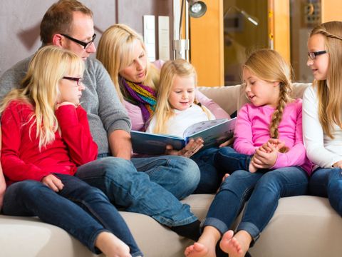Familie beim Geschichten vorlesen