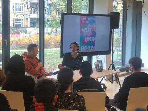 Lesung mit Ciani-Sophia Hoeder in der Stadtbibliothek