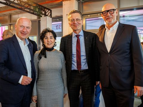 Feiern gemeinsam 60 Jahre Märkisches Viertel, v.l.: Berlins Regierender Bürgermeister Kai Wegner, Reinickendorfs Bezirksbürgermeisterin Emine Demirbüken-Wegner, Stadtentwicklungssenator Christian Gaebler und Jörg Franzen, Vorstandsvorsitzender der GESOBAU. (Bild: Christoph Schieder)