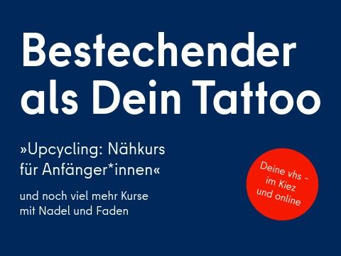 Motiv: "Bestechender als Dein Tattoo" und dem Kurs "Upcycling: Nähkurs für Anfänger*innen" und noch mehr Kurse mit Nadel und Faden. Dazu ein Kreis mit dem Claim "Deine vhs – im Kiez und online"