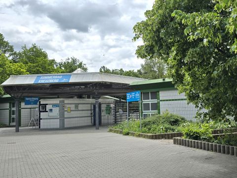 An besonders heißen Tagen drängen bis zu 10.500 Menschen ins "Prinzenbad"