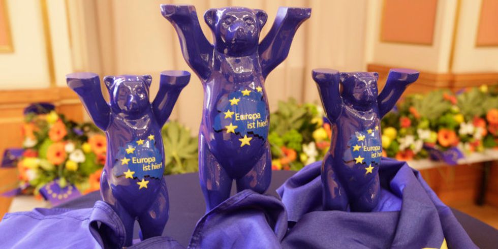 3 blaue Buddybären nebeneinander mit Sternenkranz auf dem Bauch