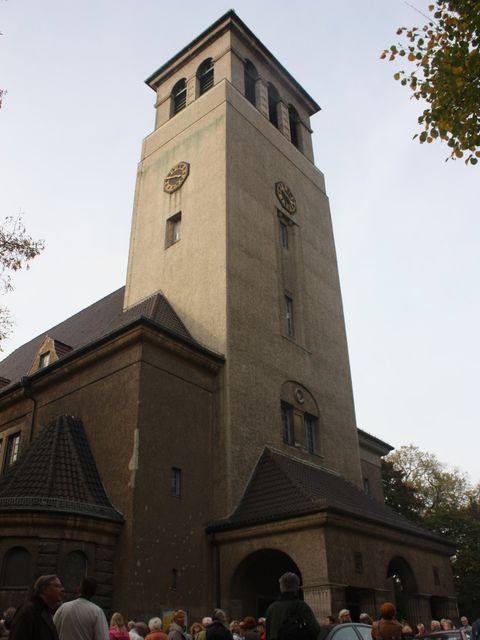 Der Kiezspaziergang sammelt sich vor der Glaubenskirche