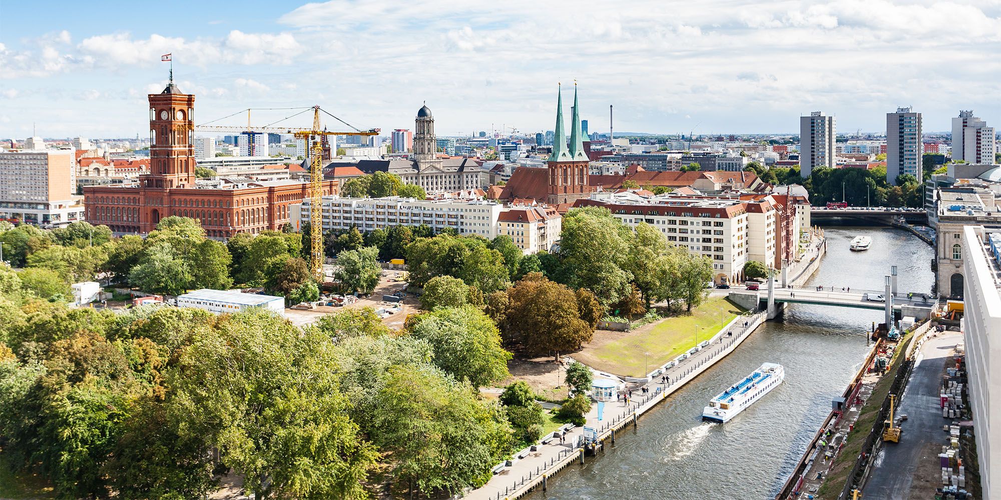 Panorama der Spree entlang mit Rathausbrücke in Berlin