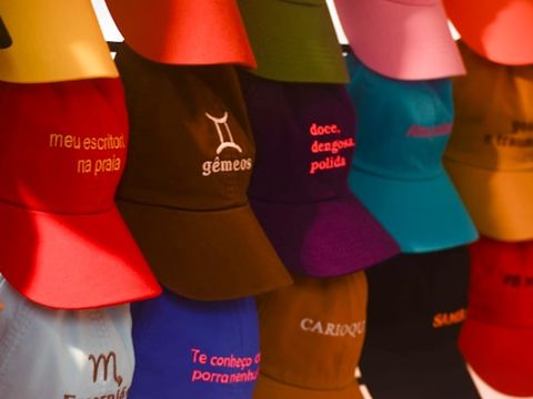 Bunte Cappys und Basecaps