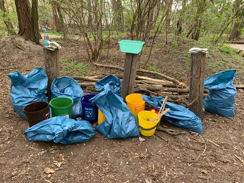 Muelltueten und Trennbehaelter im NER Robinienwaeldchen