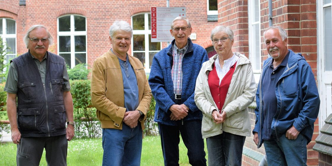 Gruppembild mit fünf Personen