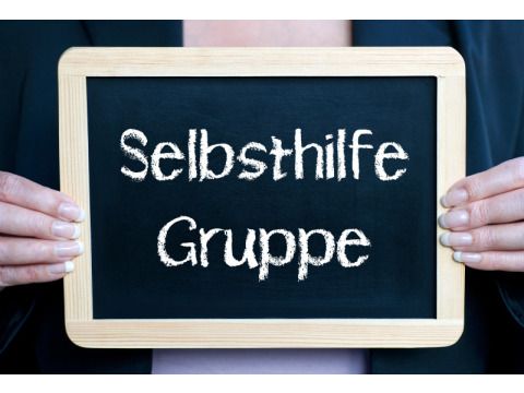 Kleine Tafel mit Aufschrift Selbsthilfegruppe