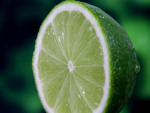 Limette mit tropfendem Saft