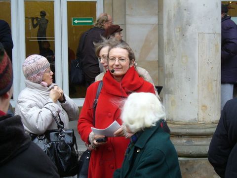 Bezirksbürgermeisterin Monika Thiemen vor dem Joachimsthalschen Gymnasium, Foto: KHMM