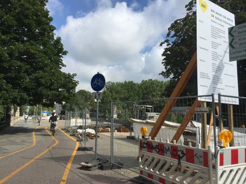 Eingezäunte Baustelle mit umgeleitetem Radweg