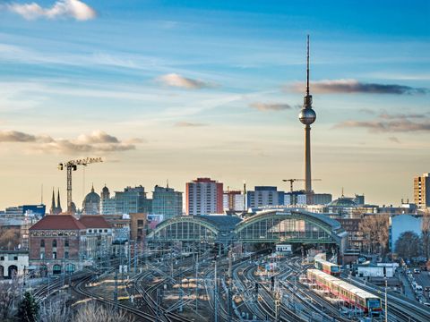 Ostbahnhof mit Fernsehturm im Hintergrund