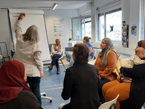Regelmäßig lädt der Beirat zu Familienforen ein, um die Bedarfe der Familien zu erfragen und ihre Anliegen in den politischen Diskurs einzubringen