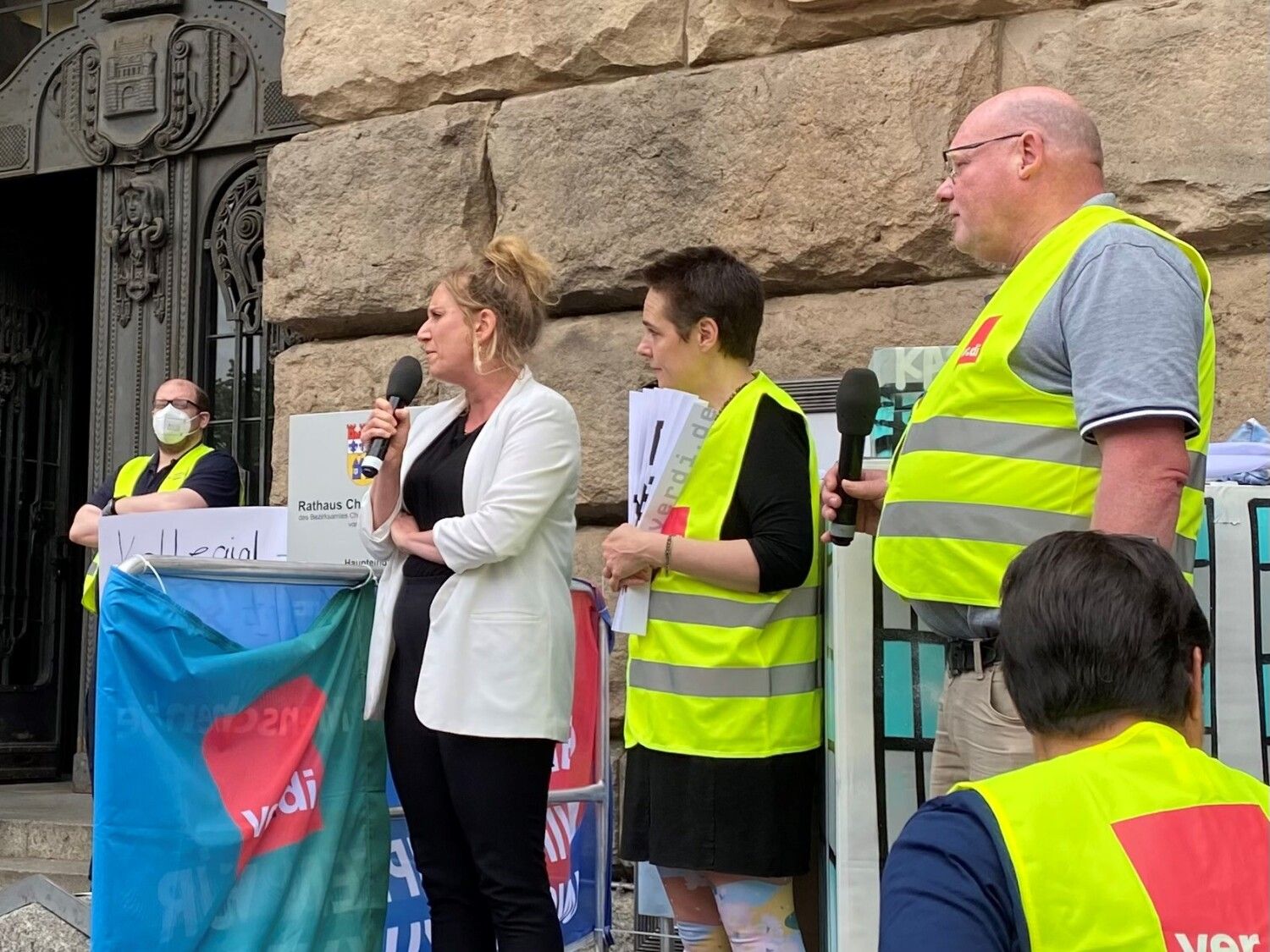 Frau Bauch bei Streik von Galeria Karstadt vor dem Rathaus