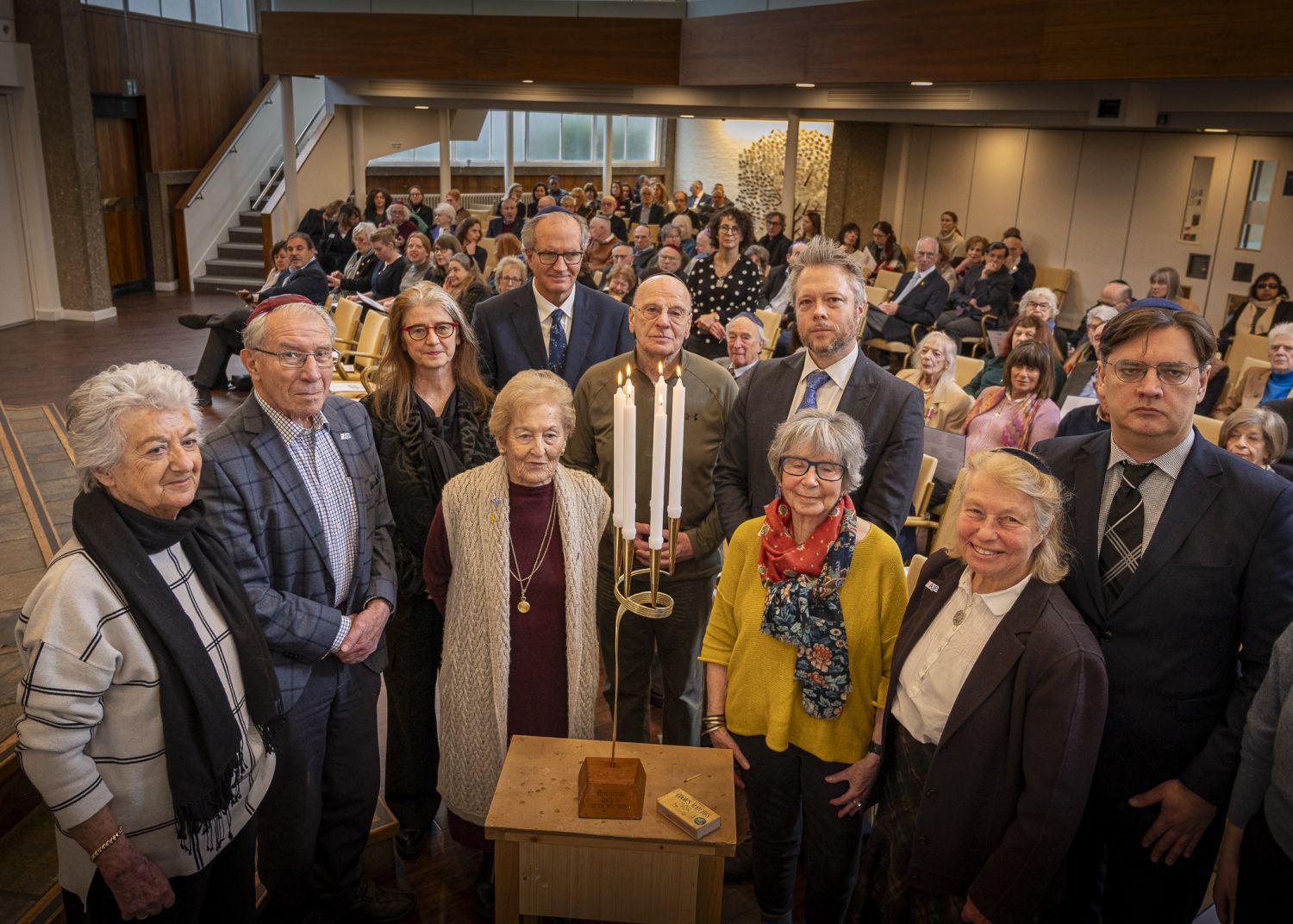 Gedenkfeier der AJR zum Holocaust-Gedenktag 2025. Die AJR betrachtet sich als Flüchtlingsfamilie und lädt alle Nachfahren, Forschende und all jene, die sich der Erinnerung, der Gerechtigkeit und der Aufklärung verpflichtet sehen, herzlich ein, Teil dieser Gemeinschaft zu sein