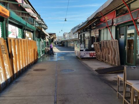 Foto Wien Markt mit hochgeklappten Paletten