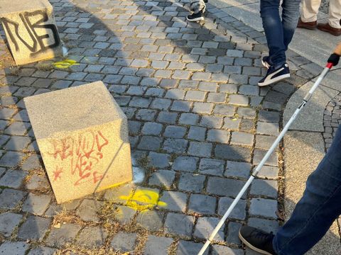 Langstock auf Straßenpflaster